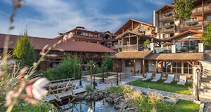 Garten mit Naturteich im Wellnesshotel